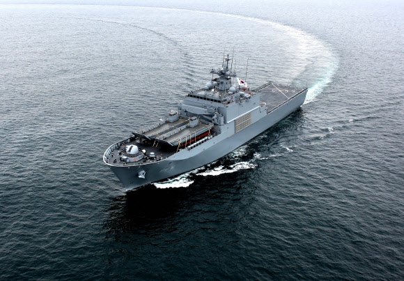 방위사업청이 21일 울산 현대중공업에서 4번째 차기상륙함(LST-Ⅱ) ‘노적봉함’을 해군에 인도한다고 밝혔다. 사진은 노적봉함 항해 모습.  방위사업청 제공