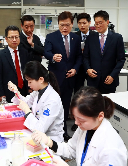 금융위원장 “영업손실 제약·바이오기업 4년간 관리종목 제외”