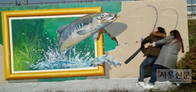 수질복원센터 벽화는 잉어나 붕어를 낚는 모습을 연출 할 수 있는 트릭아트 포토존이 벽면 양 끝에 1개씩 배치된다. (성남시 제공)