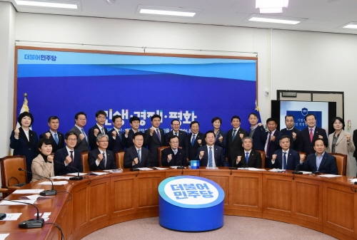 서울시의회 더불어민주당 김용석 대표의원(도봉1, 더불어민주당 광역의회의원협의회장)은 21일 오후 2시 30분 국회에서 열린 ‘더불어민주당 광역의회 의장·대표의원 간담회’에 참석하여 문재인 정부의 포용국가 건설을 위해서 지방의회가 적극 동참하겠다고 밝혔다.