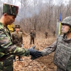 DMZ 내 ‘전술 도로’ 연결…남북 군인들 함께 악수해