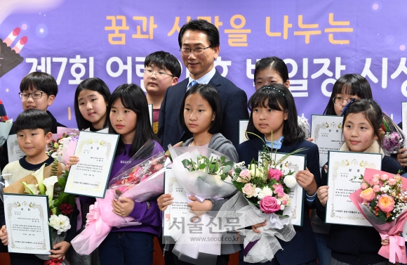 김영종(가운데) 종로구청장이 지난 21일 열린 효 백일장 시상식에서 상을 받은 어린이들과 기념촬영하고 있다.  도준석 기자 pado@seoul.co.kr