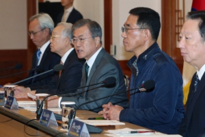 [경사노위 출범] 탄력근로-ILO ‘맞불’… 文 “역지사지 대화로 절충안 끌어내야”