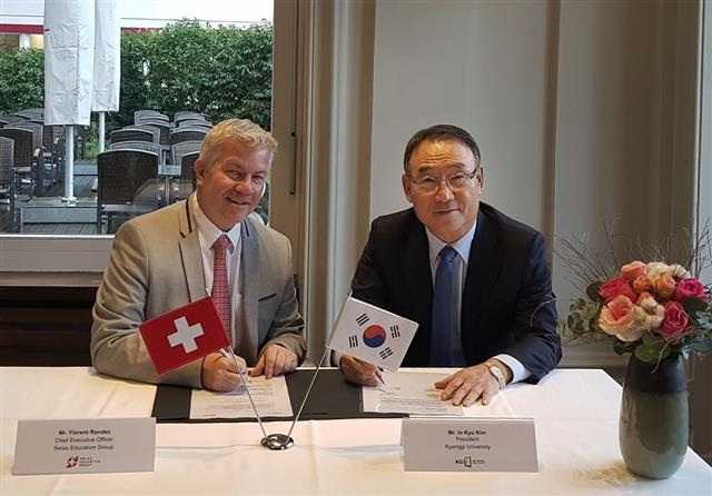 플로랑 론데즈(왼쪽) 스위스 교육그룹 CEO와 김인규 경기대 총장이 협정서에 서명하고 있다.  경기대 제공