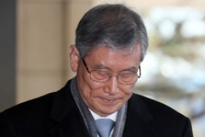 [포토] ‘재판개입 의혹’ 고영한 전 대법관, 피의자로 검찰 출석