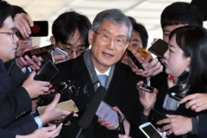 ‘사법농단 의혹‘ 고영한 前대법관, 14시간 조사 후 귀가…혐의 대부분 부인해