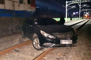 [포토]  ‘철제펜스 뚫고’ 음주운전 차량, 철길 진입