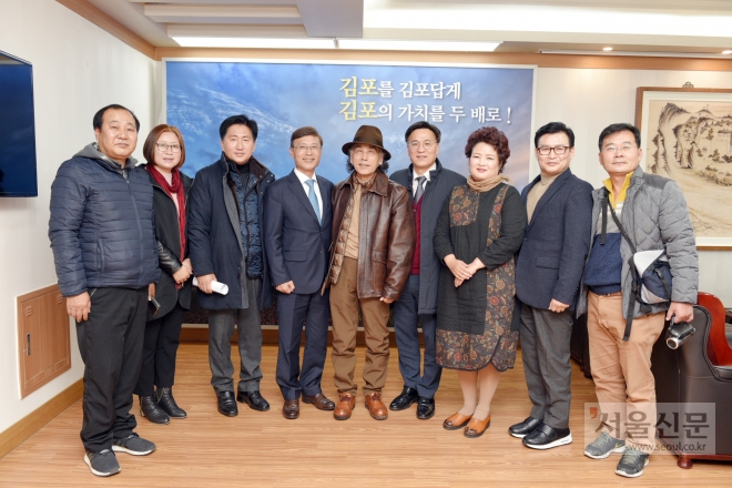 정하영(왼쪽 4번째) 김포시장이 한강살리기시민연대 대표단과 지난 22일 간담회를 가진 뒤 기념사진을 찍고 있다. 김포시 제공