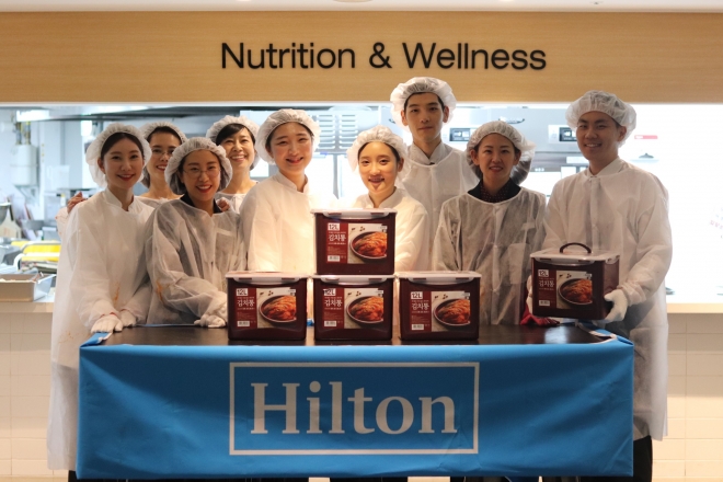 힐튼 부산직원들이 소외된 이웃들에게 따스한 마음을 전하는 ‘사랑의 김장나누기’ 행사를 지난 22일 가졌다.  김장 담그기 봉사활동에 참여한 직원들이 기념촬영을 하고 있다.<힐튼부산 제공>. 