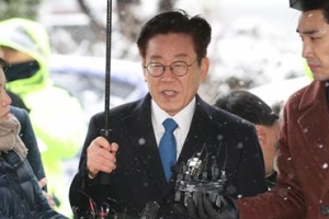 검찰 출석한 이재명 “형님 강제 입원시킨 건 형수”