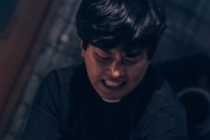 ‘프리스트’ 연우진, 첫 구마 의식 포착 “끊임없는 연습..완벽 변신 예고”