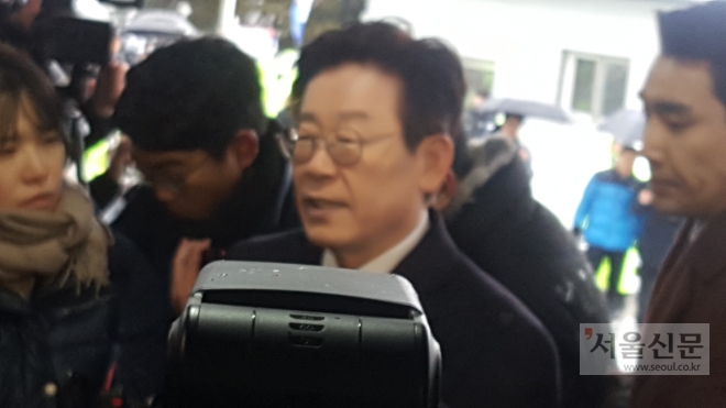이재명 경기지사가 24일 오전 10시 수원지검 성남지청에 출석해 포토라인에서 기자들의 질문에 답을 하고 있다.