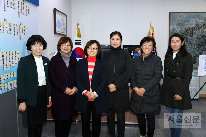 은수미(왼쪽 3번째) 경기 성남시장은 23일 성남여성네트워크 대표들과 간담회를 갖고  의견을 교환했다.(성남시 제공)