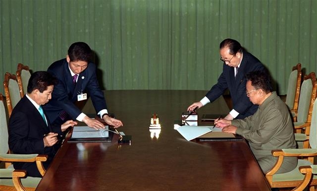 2007년 10월 4일 노무현(왼쪽) 전 대통령과 김정일 국방위원장이 평양에서 열린 남북 정상회담에서 상호 존중과 신뢰의 남북 관계 전환, 군사적 긴장 완화와 신뢰 구축, 6자회담의 9·19 공동성명과 2·13 합의이행 노력, 국제무대에서 민족의 이익과 해외 동포들의 권리와 이익을 위한 협력 강화를 골자로 한 남북공동선언문에 서명하고 있다. 참여정부 시절 청와대에서 일했던 이창우 동작·박성수 송파·오승록 노원구청장은 지난달 4~6일 평양에서 열린 10·4선언 11주년 공동 기념행사에 참석한 뒤 서울신문과 대담을 갖고 소회를 밝혔다. 연합뉴스