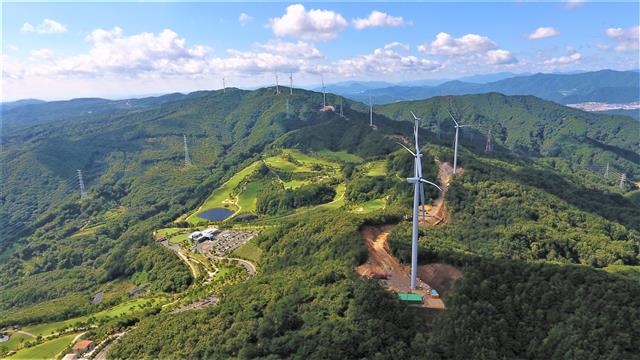 한국동서발전이 수소경제 전환에 적극 대응하는 가운데 지난 8월 준공된 동서발전의 경주풍력발전소(2단계) 전경.  한국동서발전 제공
