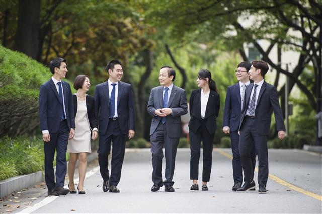 이학수(가운데) 한국수자원공사(K-water) 사장이 직원들과 함께 산책을 하며 대화를 나누고 있다.  한국수자원공사 제공