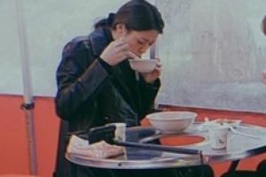 “털털 아재美” 설현, 포장마차서 잔치국수 먹방 포착