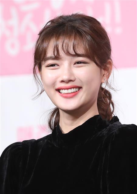 김유정, 로코퀸 변신  배우 김유정이 26일 오후 서울 영등포 타임스퀘어에서 열린 JTBC 새 월화드라마 ‘일단 뜨겁게 청소하라’ 제작발표회에 참석해 미소를 짓고 있다. ‘일단 뜨겁게 청소하라’는 청결이 목숨보다 중요한 꽃미남 청소업체 CEO 장선결(윤균상 분)과 청결보다 생존이 먼저인 열정 만렙 취준생 길오솔(김유정 분)이 만나 펼치는 ‘무균무때’ 힐링 로맨스다. 2018.11.26 뉴스1