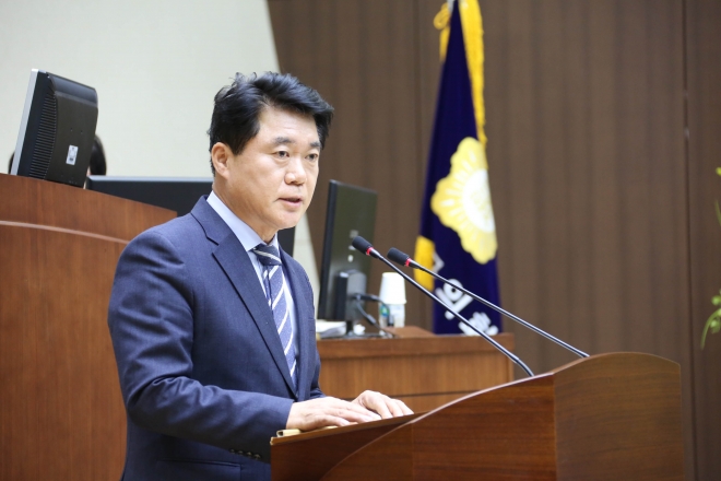 박준희 관악구청장이 지난 23일 서울 청룡동 관악구의회에서 내년도 예산안을 제출하며 시정 연설을 하고 있다. 관악구 제공