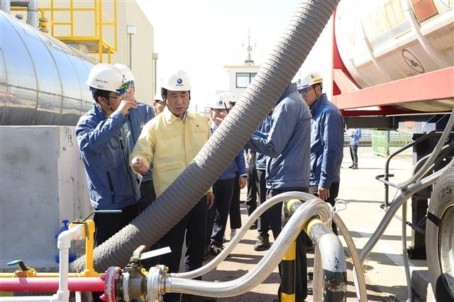 고남석 인천 연수구청장이 폭염으로 들끓던 지난 8월 송도 악취와 관련, 가스공사 하역작업을 점검하고 있다.  연수구 제공