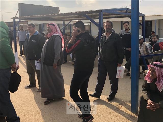 요르단 자타리 난민 캠프에 마련된 취업센터에서 지난 13일 난민들이 일자리를 찾기 위해 기다리고 있다.