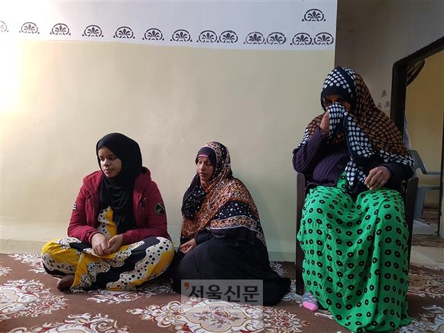 2015년 내전을 피해 고국 예멘을 떠나 요르단으로 온 할리마(가운데) 가족이 15일 암만 자택에서 기자와 인터뷰하고 있다. 할리마의 어머니 아틀리아 후세인(오른쪽)은 내전으로 숨진 아들 이야기를 하다가 울음을 터뜨렸다.
