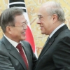 OECD총장 만난 文 “GDP보다 삶의 질”