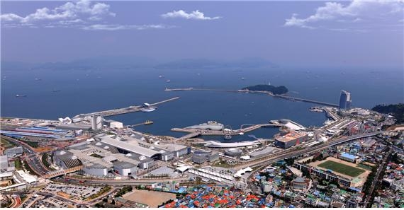 여수박람회법 개정안이 국회 본회의를 통과해 박람회장 활성화 기대감이 높아지고 있다. 사진은 여수세계박람회장.