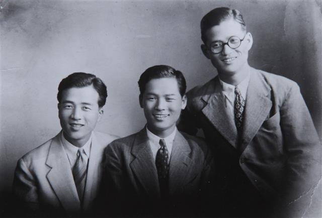 왼쪽부터 신용원(셋째형)·신용호·신용복(넷째형) 선생의 젊은 시절. 교보생명 제공
