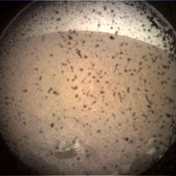 화성 탐사선 인사이트호가 26일(현지시간) 무사히 착륙한 뒤 처음으로 보내온 화성 지표면 사진. 2018.11.27  AP 연합뉴스