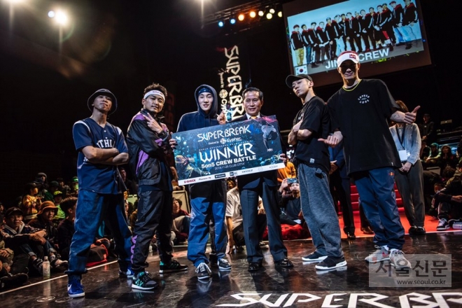 송유면 부시장(왼쪽 네번째)이 우승을 거머쥔 진조크루와 포즈를 취하고 있다. 부천시 제공