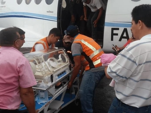 심장 기형 신생아를 긴급 이송하는 볼리비아 보건당국 관계자들 [엘 데베르 누리집 갈무리] 연합뉴스
