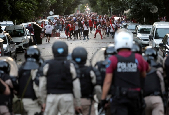 지난 24일 아르헨티나 프로축구 리버 플레이트 서포터들이 진압 경찰과 대치하고 있다. 로이터 자료사진 연합뉴스 
