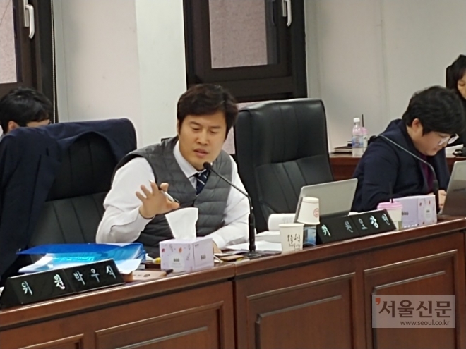 오강현 김포시의원이 지난 23일 열린 김포문화재단 행정사무감사에서 김포문화예술의 다양성에 대해 질의하고 있다.