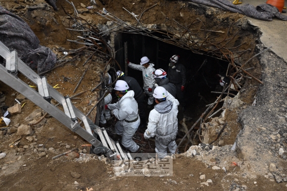 지난 24일 화재가 발생한 KT 아현지사에서 복구 작업이 진행 중이다. 2018. 11. 27  이종원 선임기자 jongwon@seoul.co.kr