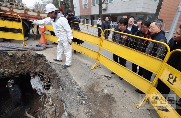 지난 24일 화재가 발생한 KT 아현지사에서 황창규 회장이 복구작업 현장을 찾아 진행상황을 지켜보고 있다. 2018. 11. 27 이종원 선임기자 jongwon@seoul.co.kr