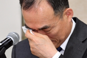 [서울포토] 형제복지원 사과중 눈물 흘리는 문무일 검찰총장