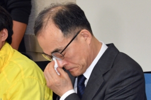 [서울포토] 형제복지원 피해자들에게 사과하며 눈물 흘리는 문무일 검찰총장