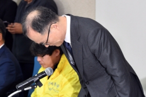 [서울포토] ‘죄송합니다’… 문무일 검찰총장, 형제복지원 피해자에 사과