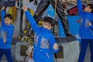 삼둥이 근황 포착 “프레디 머큐리의 발자취를 따라”