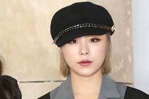 ‘2018 AAA’ 레드카펫 행사 참석한 휘인, 어두운 표정