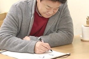 ‘백종원의 골목식당’ 백종원, 돈가스집에 맛집 보증 각서 전달