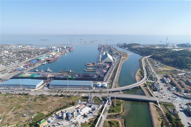 금강산 관광의 물꼬를 튼 강원 동해항이 남북 경제교류시대를 넘어 북방경제 중심항으로 뜨고 있다.  동해시 제공