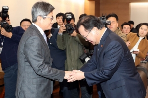대법원장에 고개 숙인 김부겸·민갑용… ‘화염병 테러’ 사과