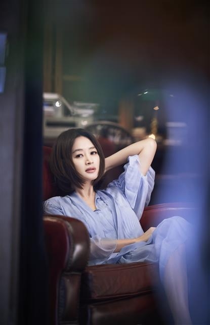 영화 ‘국가부도의 날’에서 경제 위기를 막기 위해 사력을 다하는 한국은행 통화정책팀장 한시현은 적지 않은 울림을 준다. 한시현을 연기한 배우 김혜수는 “요즘 초등학생의 꿈은 유튜버와 건물주라고 하는데 사회 시스템과 어른들의 욕망이 아이들을 부추긴 게 아닌가 생각한다”면서 “이 영화를 보면서 지금 삶의 태도를 돌아봤으면 좋겠다”고 말했다. CJ엔터테인먼트 제공