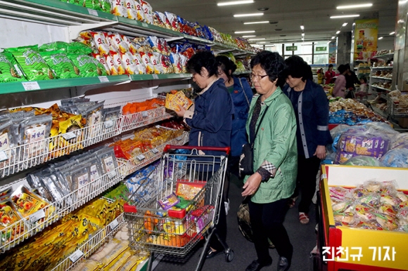 만경대구 광복거리의 슈퍼마켓에서 시민들이 식료품을 고르고 있다.  민플러스 제공