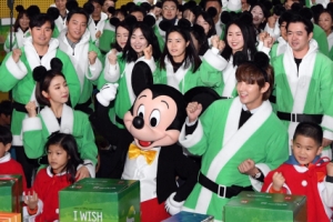 산타원정대, 소외아동 500명에게 줄 선물 포장