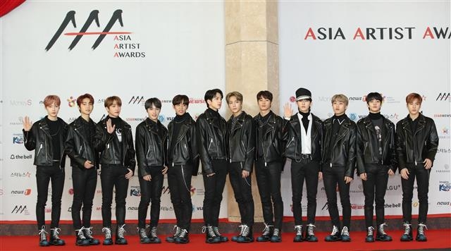 28일 ‘2018 AAA’에서 신인상을 받은 더보이즈. 뉴스1