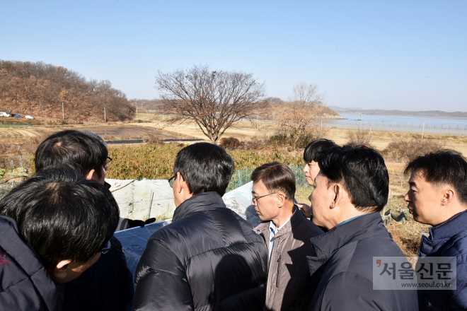 정하영 김포시장은 27일 평화로 개설을 위한 현장 답사에 나서 도로 현황을 점검하고 있다. 김포시 제공