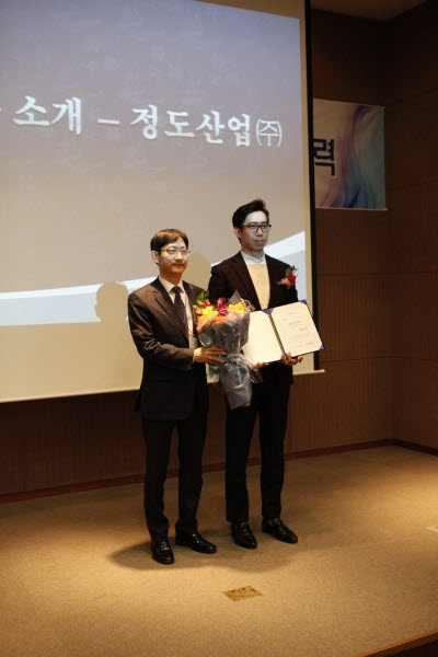 가드레일 제조 및 시공 전문기업 ‘정도산업’이 한국구매조달학회와 한국조달연구원이 주최하고 조달청이 후원하는 ‘2018 추계학술발표대회’에서 교통안전 시장 부문 구매조달대상을 수상했다.